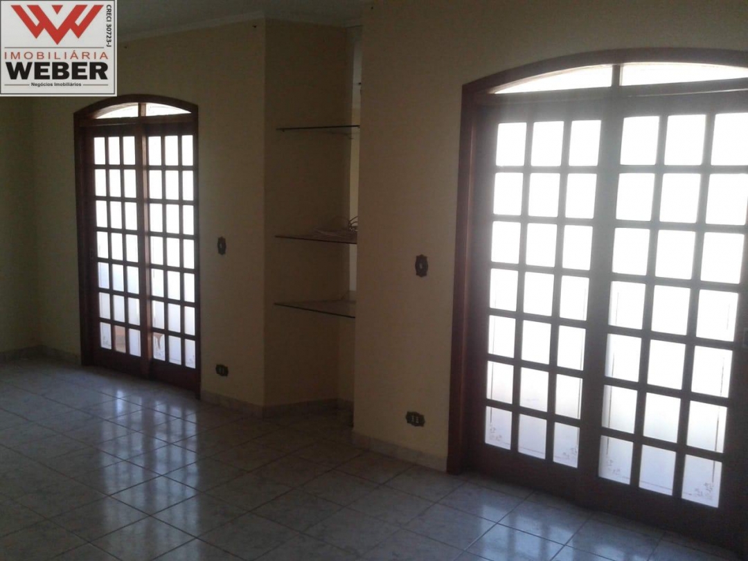 Casa à venda com 3 quartos, 335m² - Foto 2