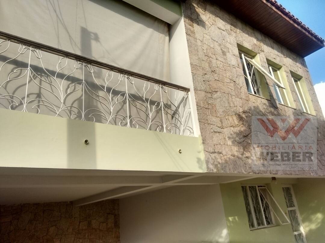 Casa à venda com 3 quartos, 236m² - Foto 1