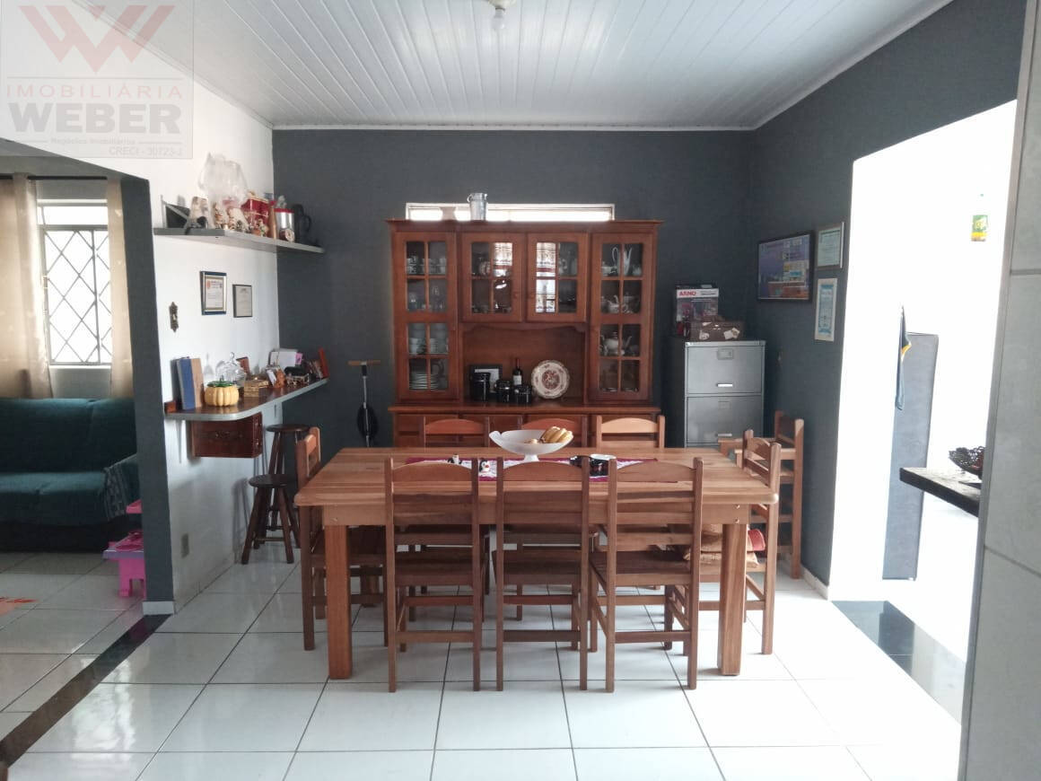 Casa à venda com 3 quartos, 179m² - Foto 1