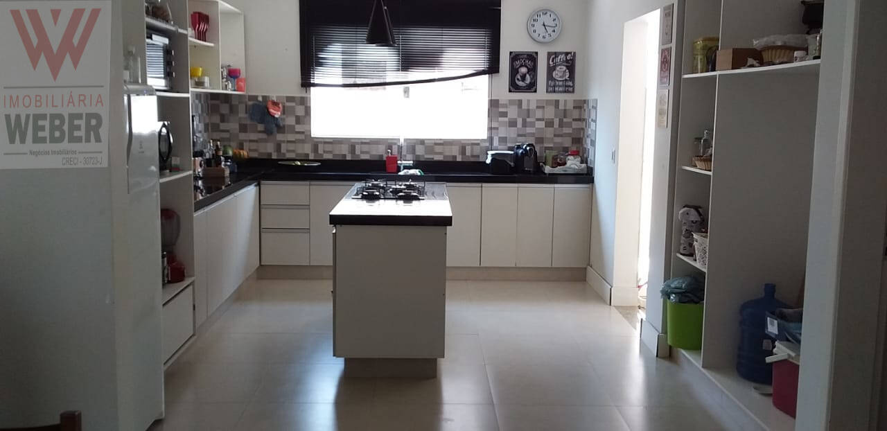 Casa à venda com 4 quartos, 250m² - Foto 2