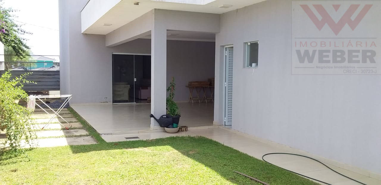 Casa à venda com 4 quartos, 250m² - Foto 1