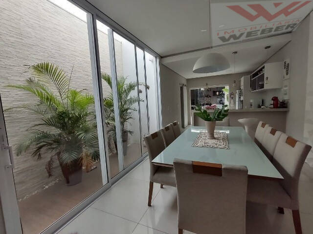 Casa à venda com 3 quartos, 196m² - Foto 1