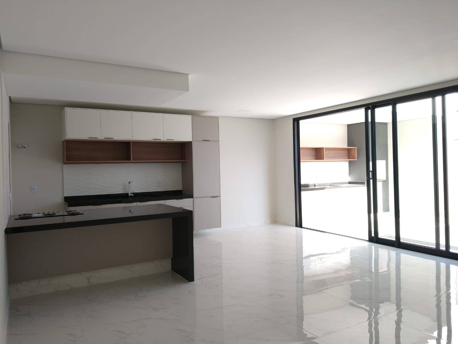 Casa à venda com 3 quartos, 201m² - Foto 1