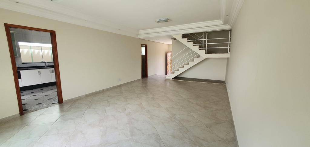 Casa de Condomínio à venda com 3 quartos, 224m² - Foto 1